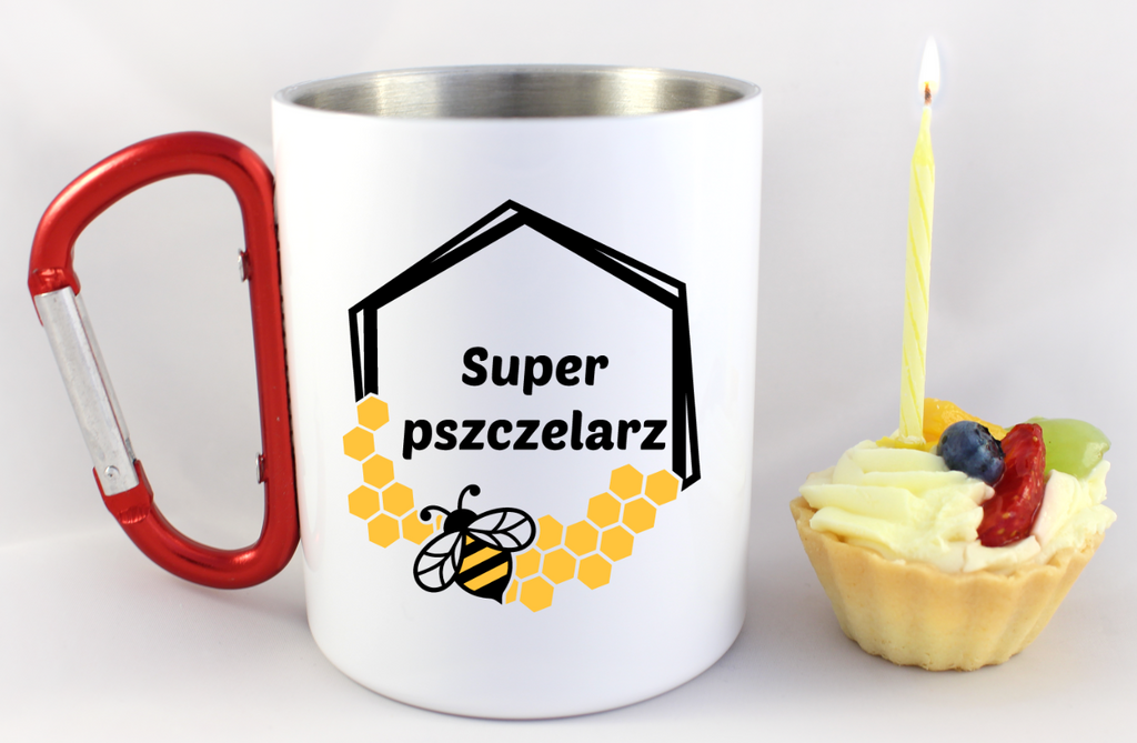 Kubek biały z czerwonym karabińczykiem i nadrukiem „Super pszczelarz” – pszczelarstwo #11