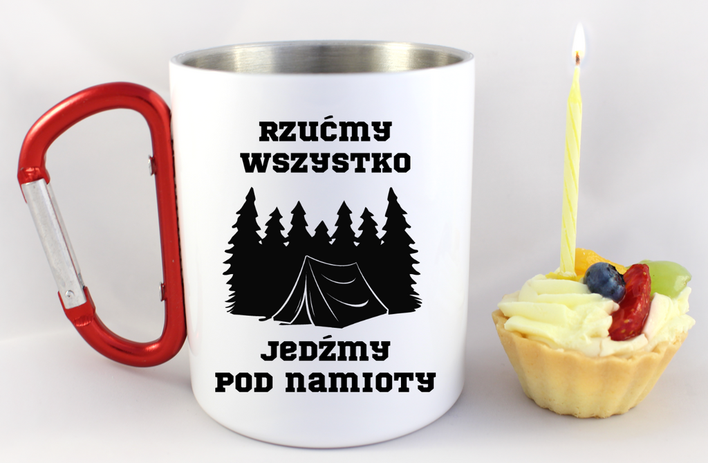 Kubek biały z czerwonym karabińczykiem z nadrukiem „Rzućmy wszystko, jedźmy pod namiot” – camping, namiot #10