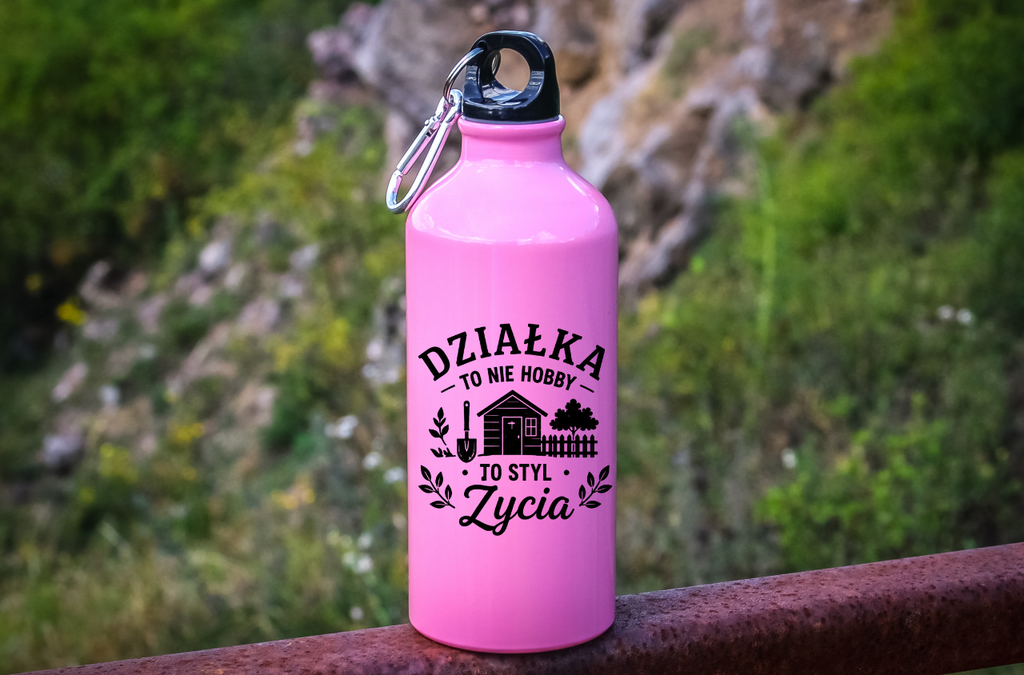 Butelka różowa 600 ml z nadrukiem „Działka to nie hobby, to styl życia” – do ogrodu #4