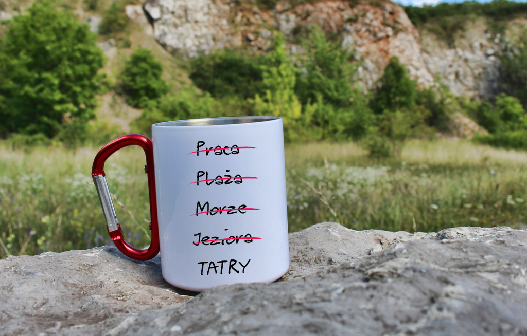 Kubek biały z czerwonym karabińczykiem, nadruk „Tatrzańska wykreślanka” – Tatry, góry #11