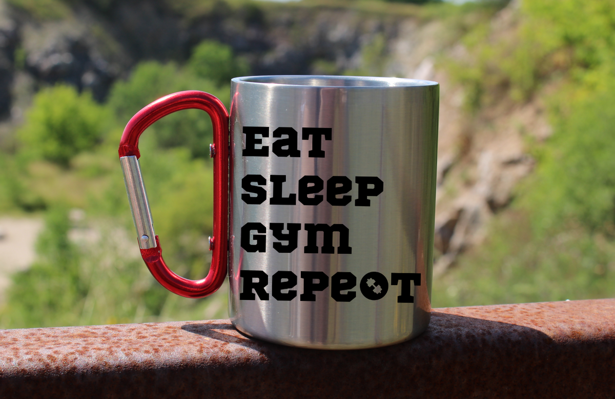 Kubek z czerwonym karabińczykiem i nadrukiem "Eat Sleep Gym Repeat" – na siłownię #7
