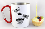 Kubek biały z czerwonym karabińczykiem i nadrukiem „Szef pasieki” – pszczelarstwo #4