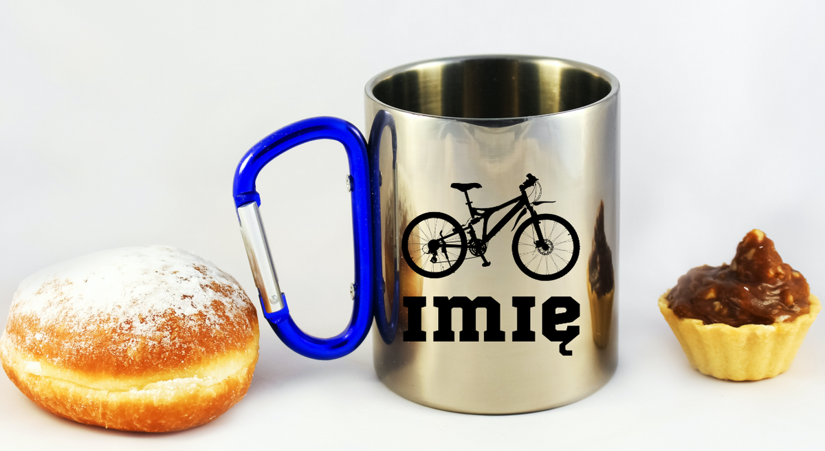 Kubek z niebieskim karabińczykiem, grafiką roweru i imieniem do wyboru – dla rowerzystów #4