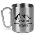 Kubek ze srebrnym karabińczykiem, nadruk "Przygoda wzywa" - podróż, trekking #3