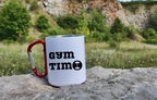 Kubek biały z czerwonym karabińczykiem i nadrukiem „Gym Time” – na siłownię #1