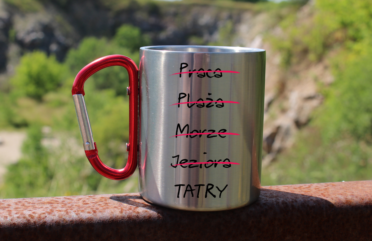 Kubek z czerwonym karabińczykiem i nadrukiem "Tatrzańska wykreślanka" - Tatry, góry #11