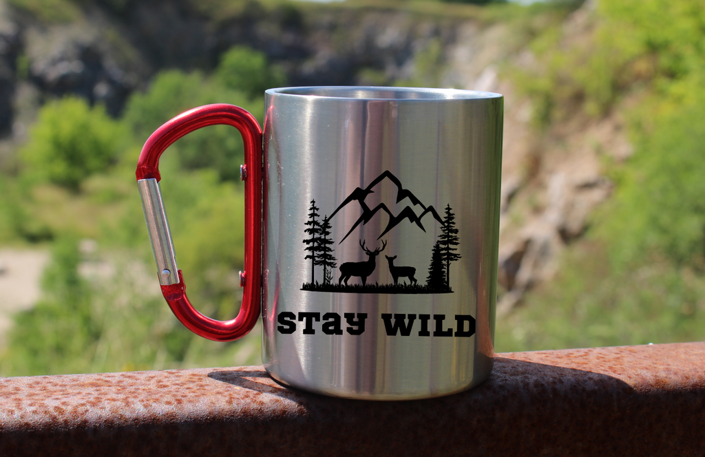 Kubek z czerwonym karabińczykiem i nadrukiem „Stay Wild” – trekking, przyroda #8
