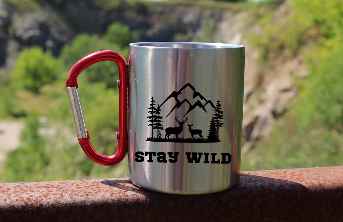 Kubek z czerwonym karabińczykiem i nadrukiem „Stay Wild” – trekking, przyroda #8