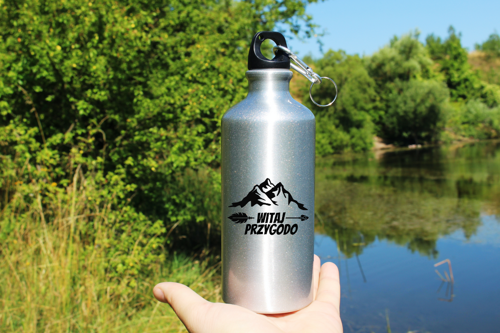 Bidon srebrny 500 ml z nadrukiem „Witaj przygodo” – namioty, camping, wyprawa #10