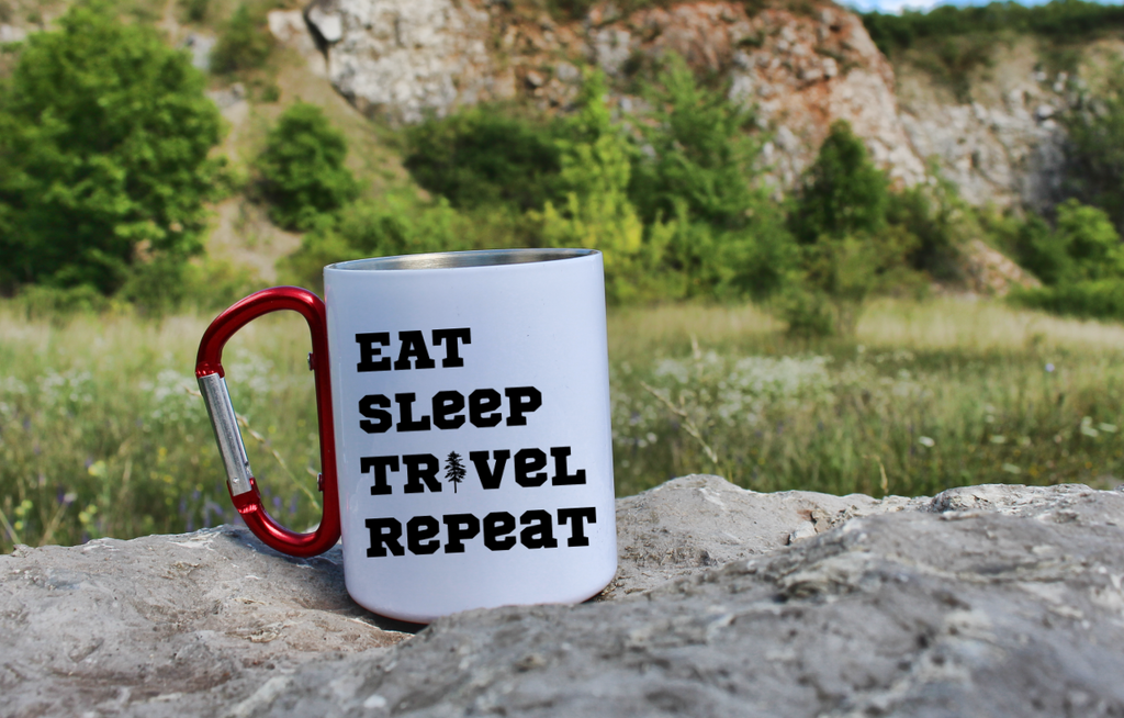 Kubek biały z czerwonym karabińczykiem z nadrukiem „Eat Sleep Travel Repeat” – trekking, podróż #5