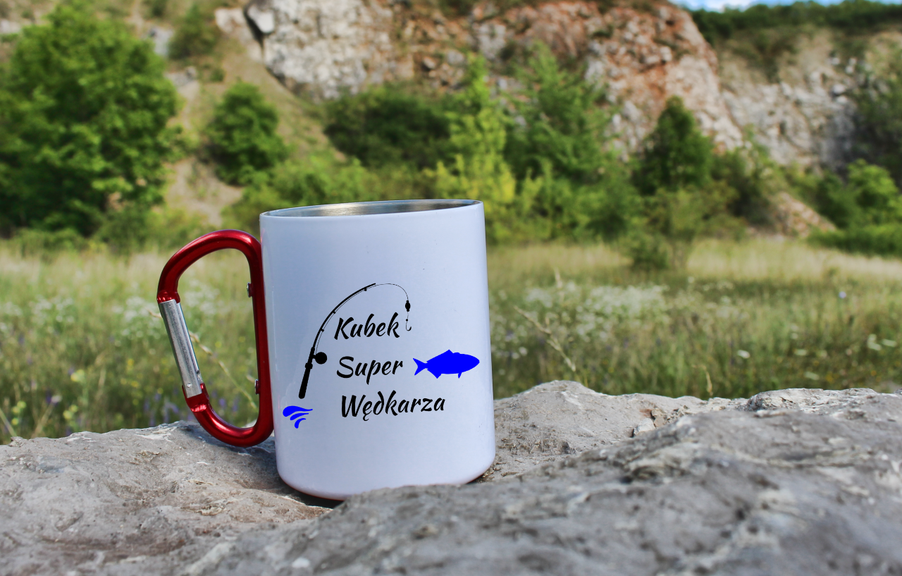 Kubek biały z czerwonym karabińczykiem i nadrukiem "Kubek Super Wędkarza" #1