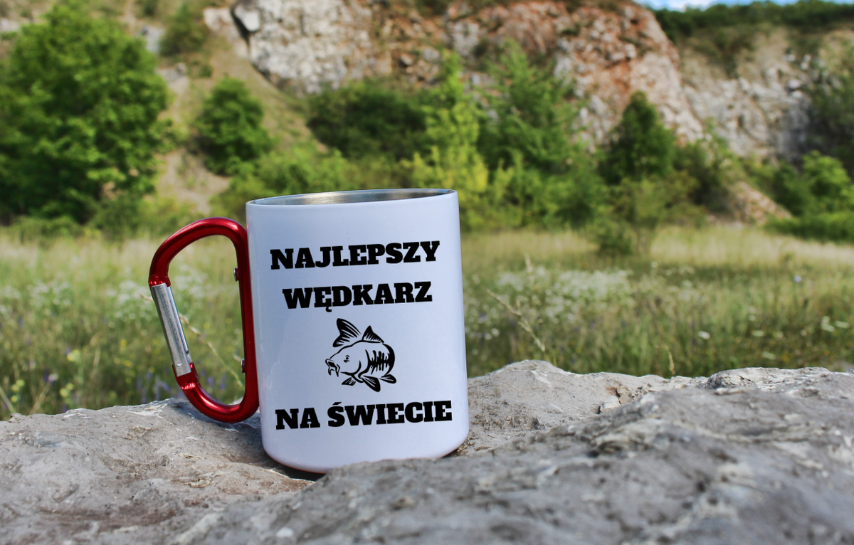 Kubek biały z czerwonym karabińczykiem i nadrukiem "Najlepszy wędkarz na świecie" – wędkarstwo #7