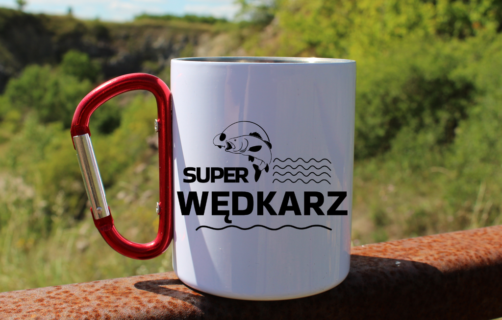 Kubek biały z czerwonym karabińczykiem i nadrukiem "Super wędkarz" – wędkarstwo #11