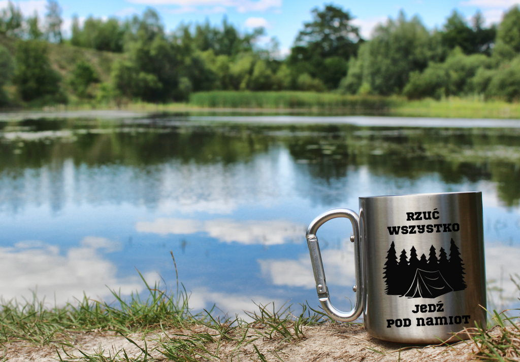 Kubek karabińczyk srebrny z nadrukiem „Rzuć wszystko, jedź pod namiot” – namioty, camping #9