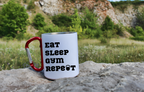 Kubek biały z czerwonym karabińczykiem i nadrukiem "Eat Sleep Gym Repeat" – na siłownię #6