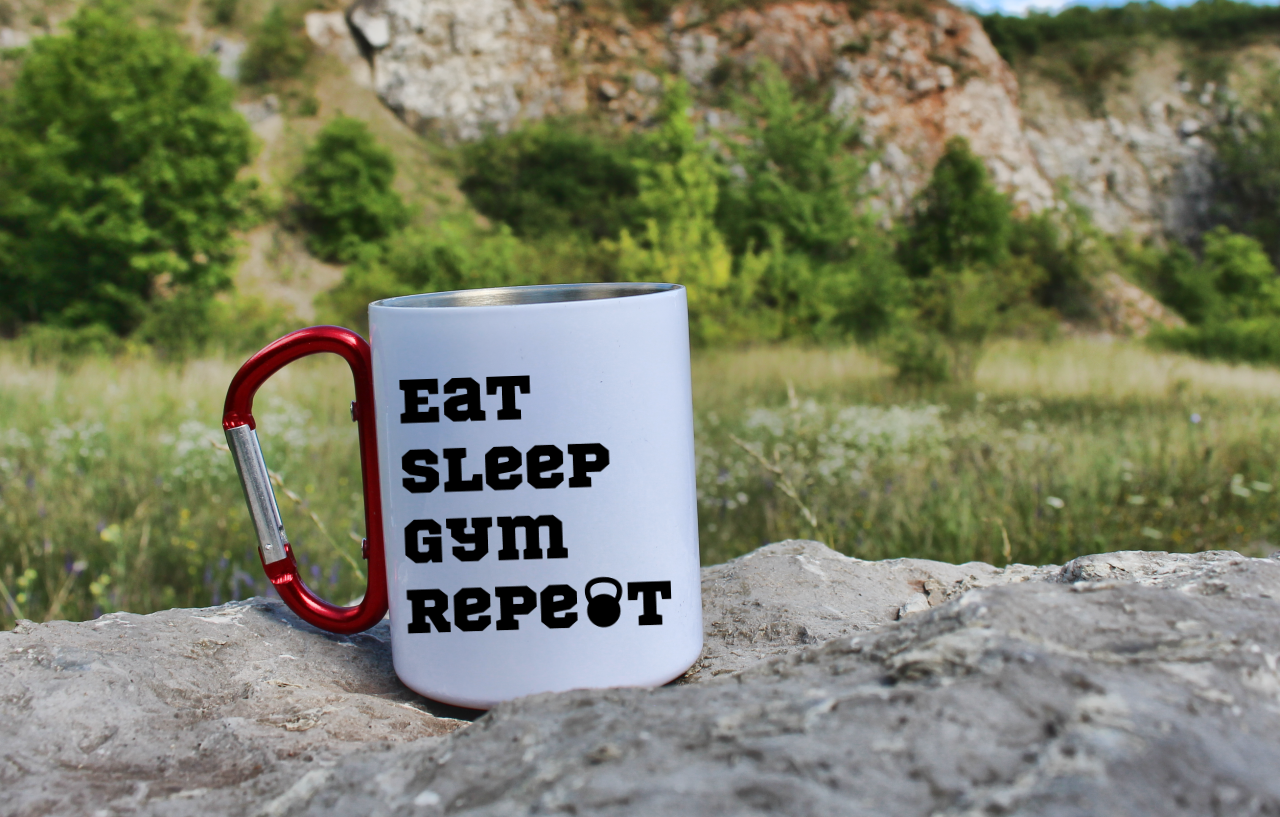 Kubek biały z czerwonym karabińczykiem i nadrukiem "Eat Sleep Gym Repeat" – na siłownię #6