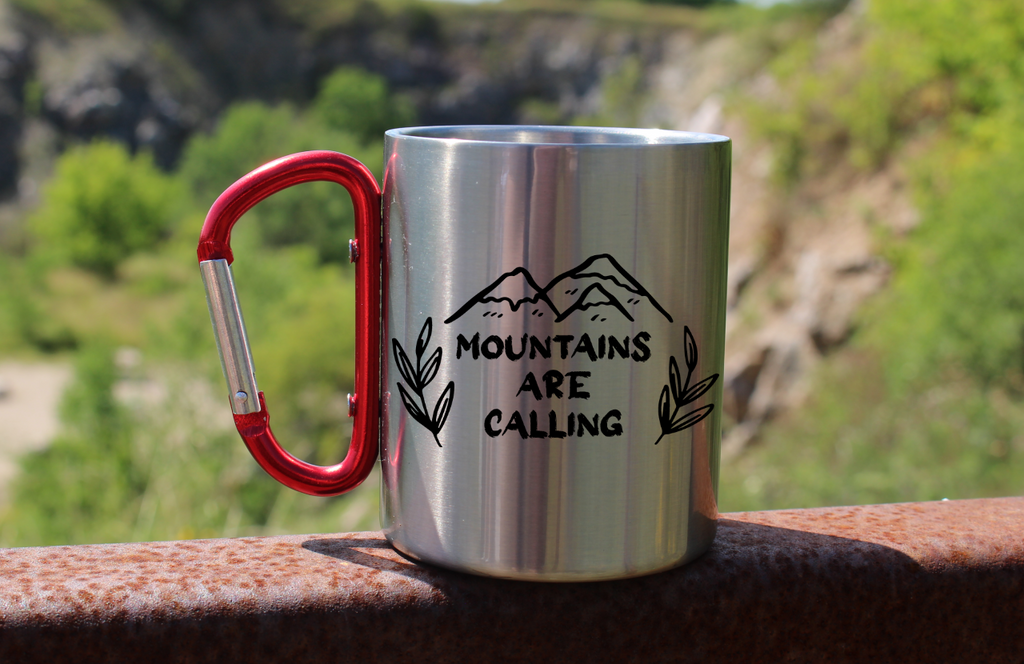 Kubek z czerwonym karabińczykiem i nadrukiem "Mountains are calling" - góry #8