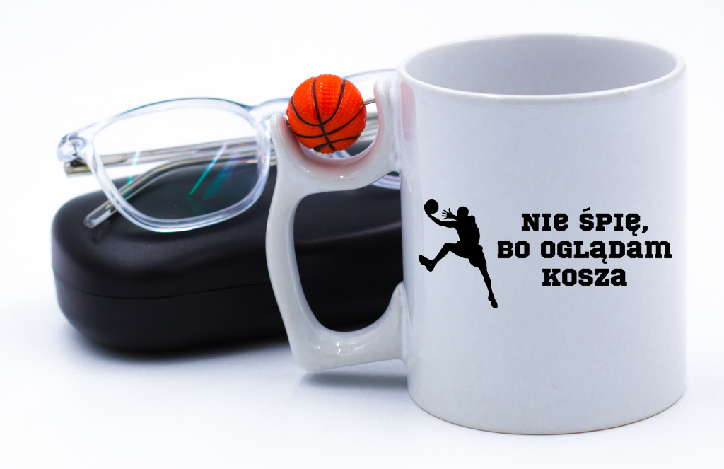 Kubek z piłką i nadrukiem "Nie śpię, bo oglądam kosza" – koszykówka #7
