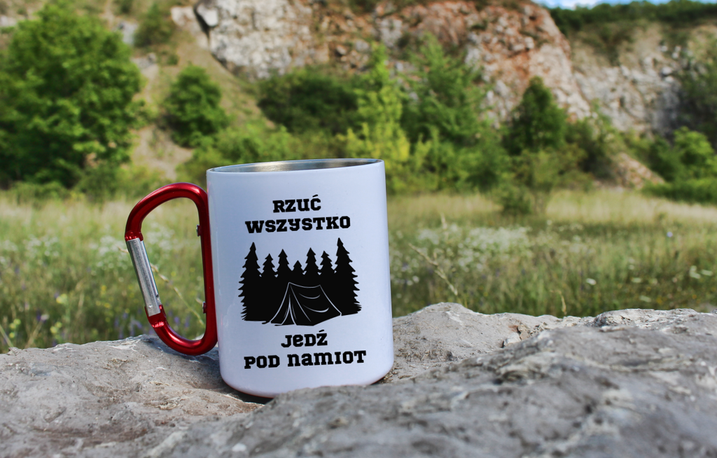 Kubek biały z czerwonym karabińczykiem z nadrukiem „Rzuć wszystko, jedź pod namiot” – camping, namioty #9