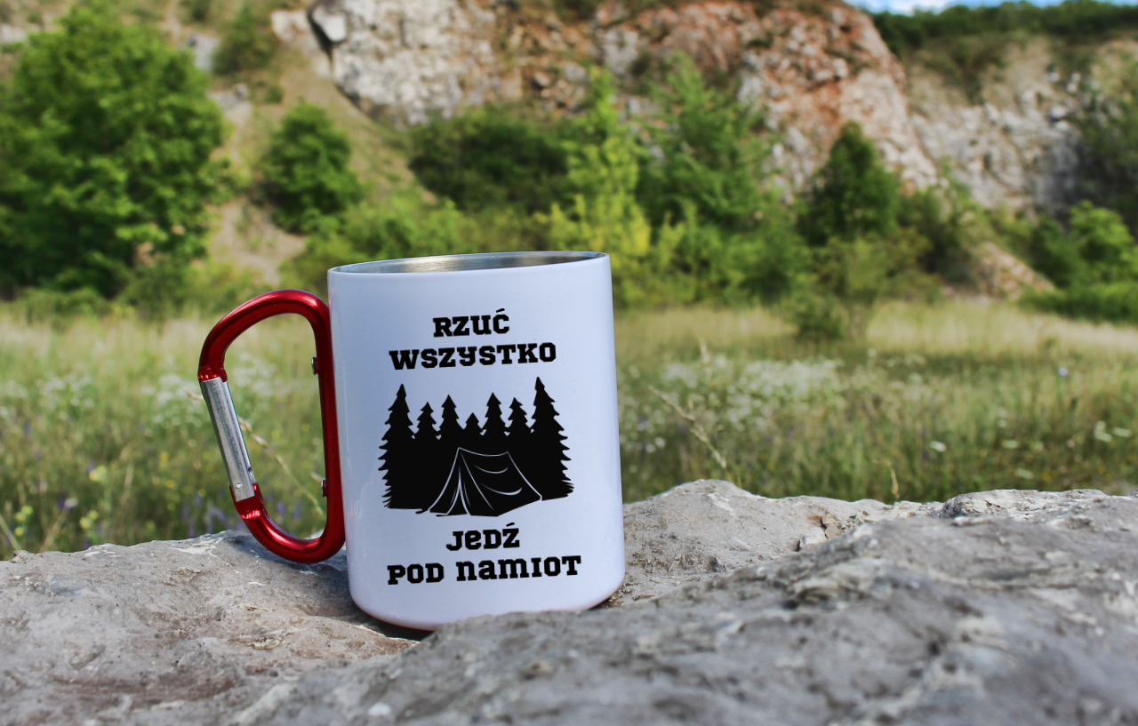 Kubek biały z czerwonym karabińczykiem z nadrukiem „Rzuć wszystko, jedź pod namiot” – camping, namioty #9