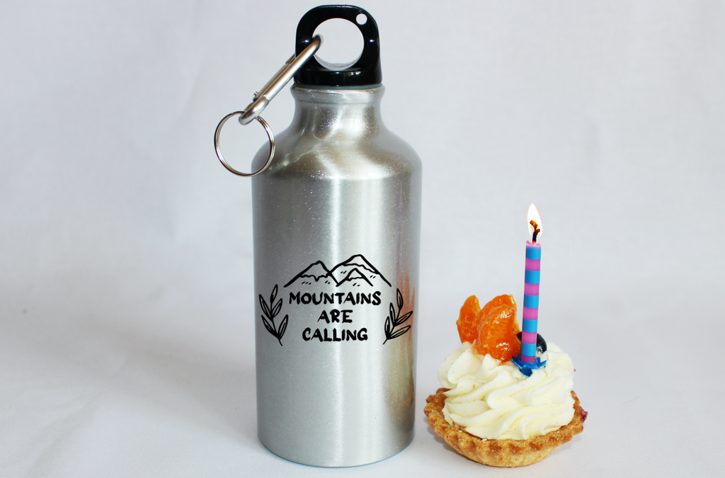 Butelka srebrna 400 ml z nadrukiem „Mountains are calling” – góry, treking #8